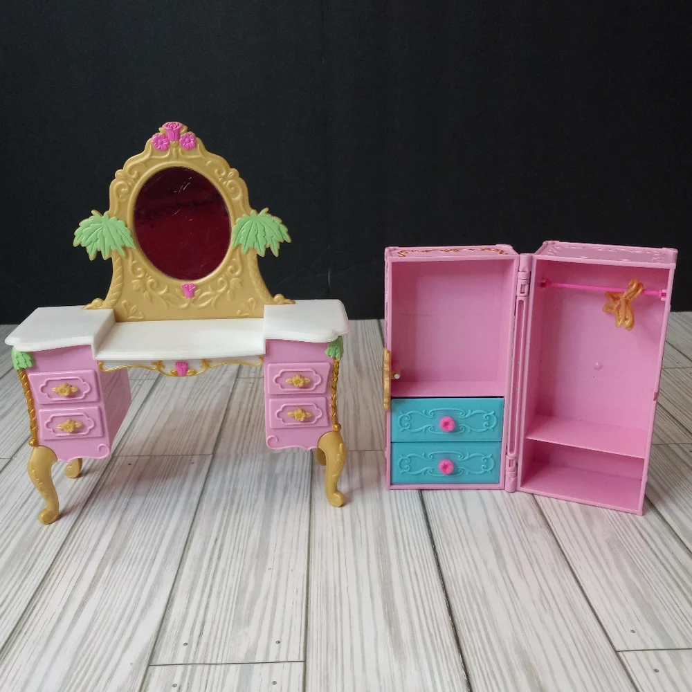 Barbie Island Princess Vanity Desk & Wardrobe Trunk